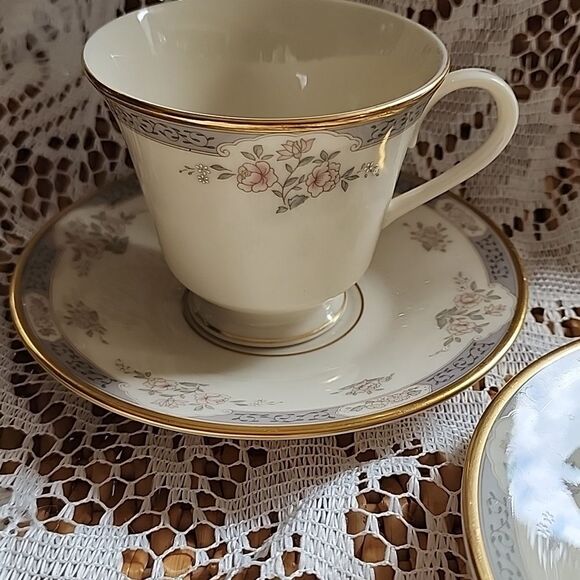 Lenox Somerset Teacup & 2 Saucers - Picture 1 of 11